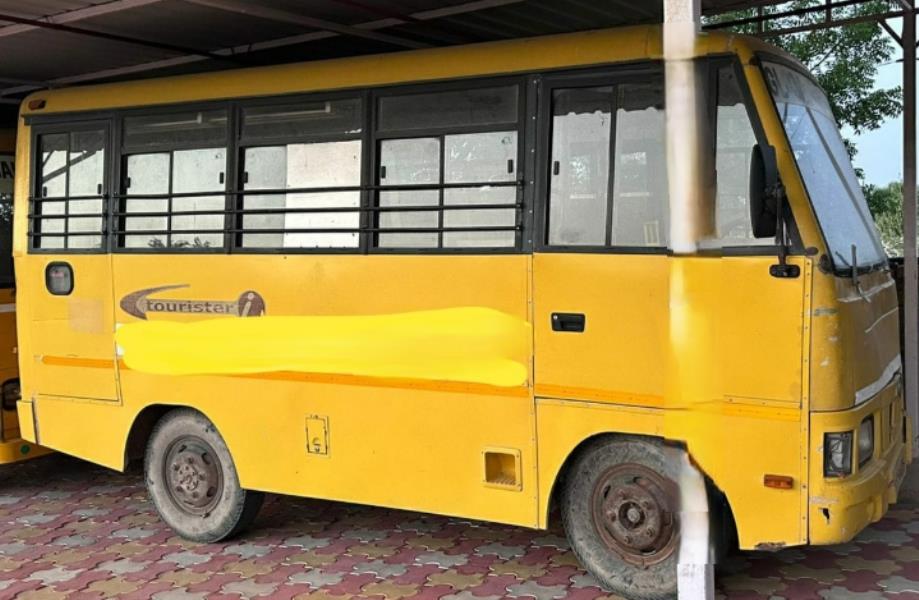 Mahindra Tourister image 2