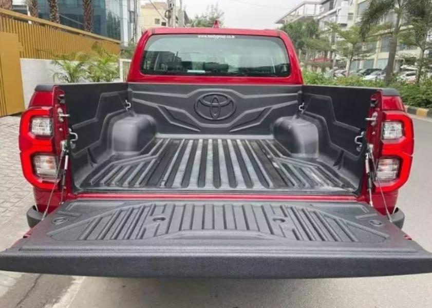 Toyota Hilux image 4