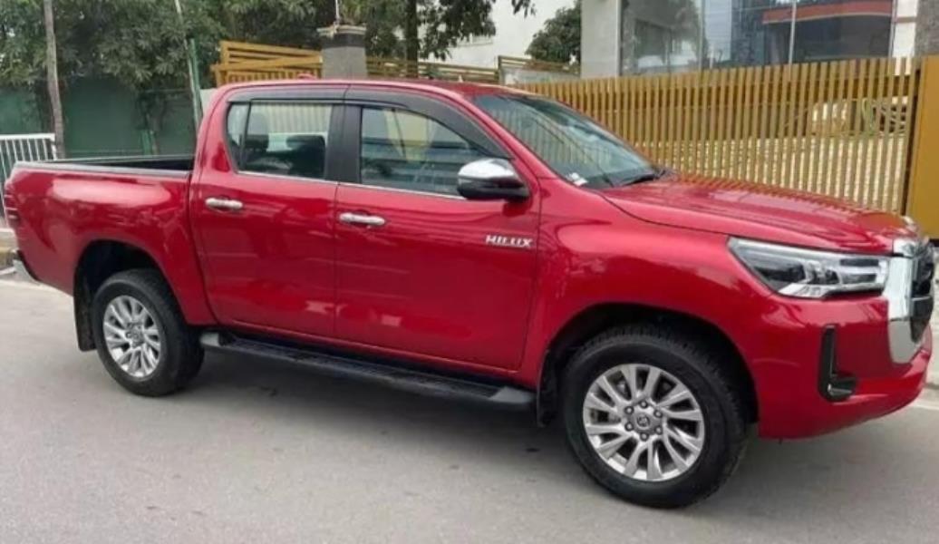 Toyota Hilux image 2