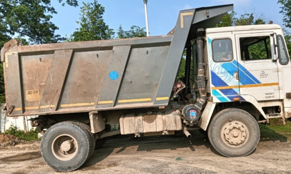 Ashok Leyland 1618 image 2