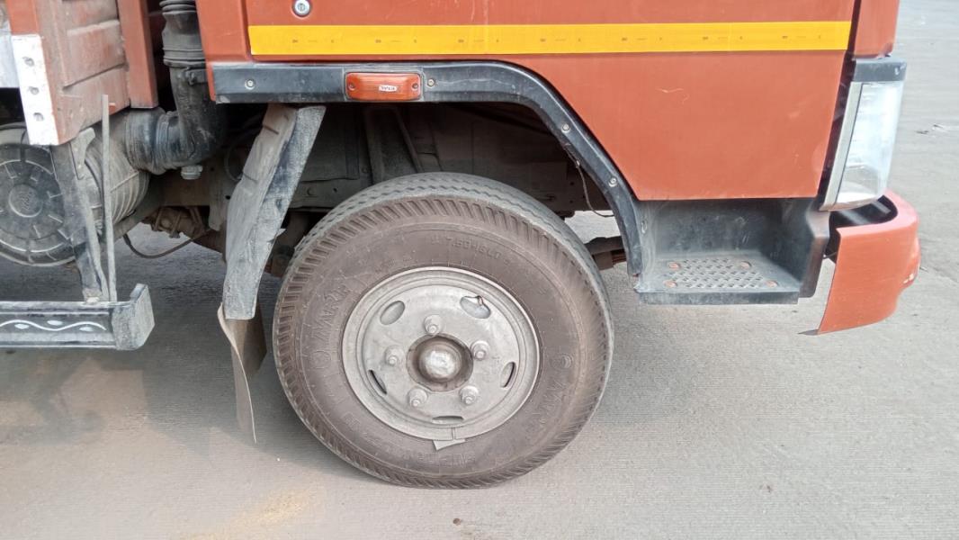 Eicher 1075 image 2