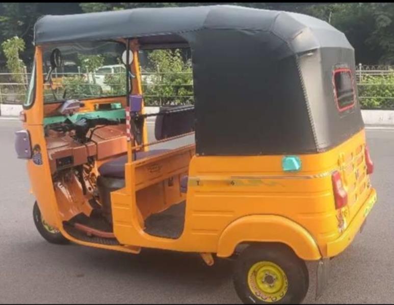 Bajaj RE image 2