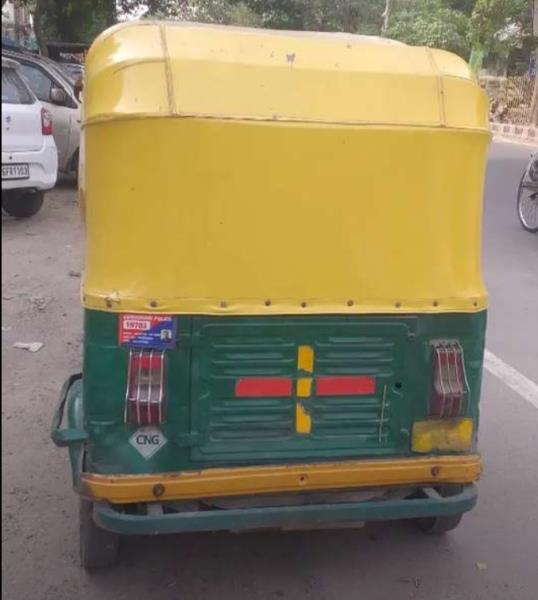 Bajaj RE image 3