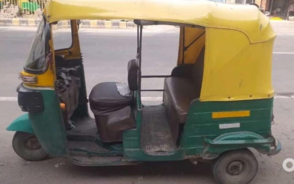 Bajaj RE image 2