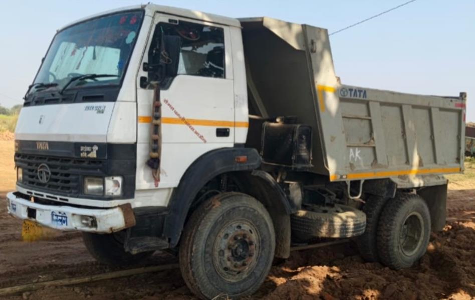 Tata 1212 image 2