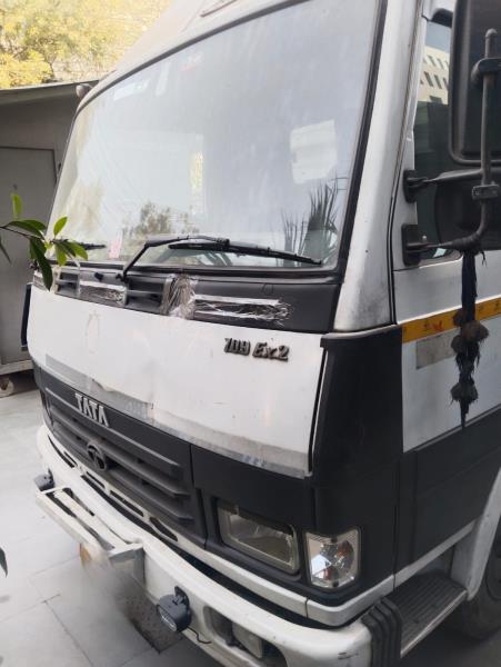 Tata 709 image 2