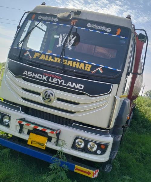 Ashok Leyland 4825 image 2