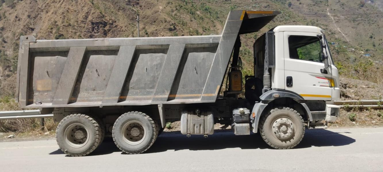 Mahindra Blazo 28 image 2