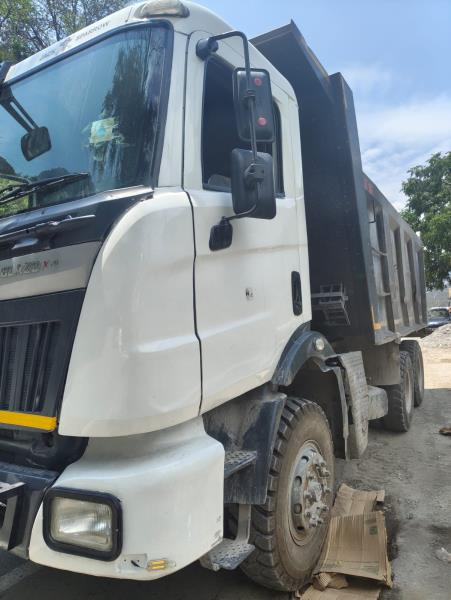 Mahindra Blazo 28 image 3