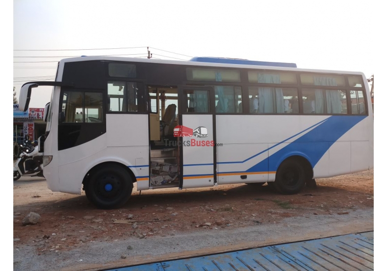 SML Isuzu Executive image 4