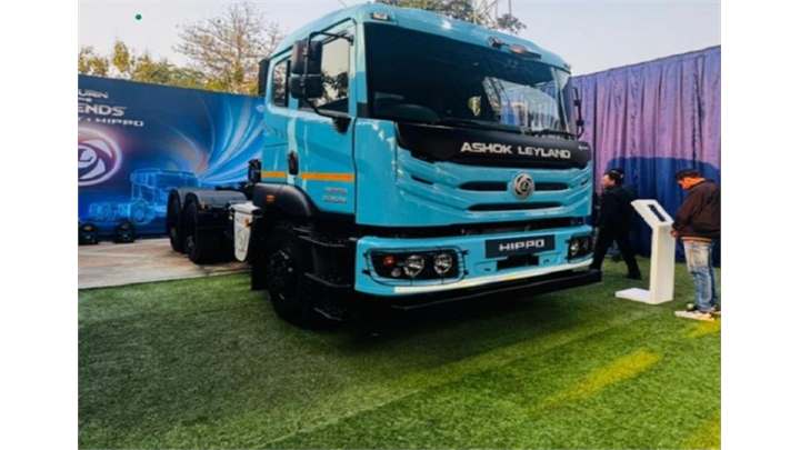 Ashok Leyland Hippo 5536 - 6x4 Tractor Trailer